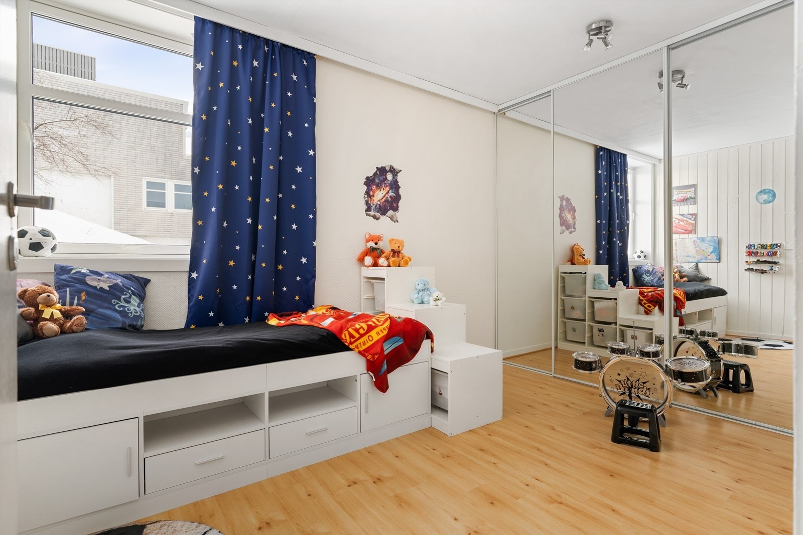 Hovedsoverommet er ca. 11 kvadratmeter - Lyst og romslig - Stor skyvedørsgarderobe Galleribilde