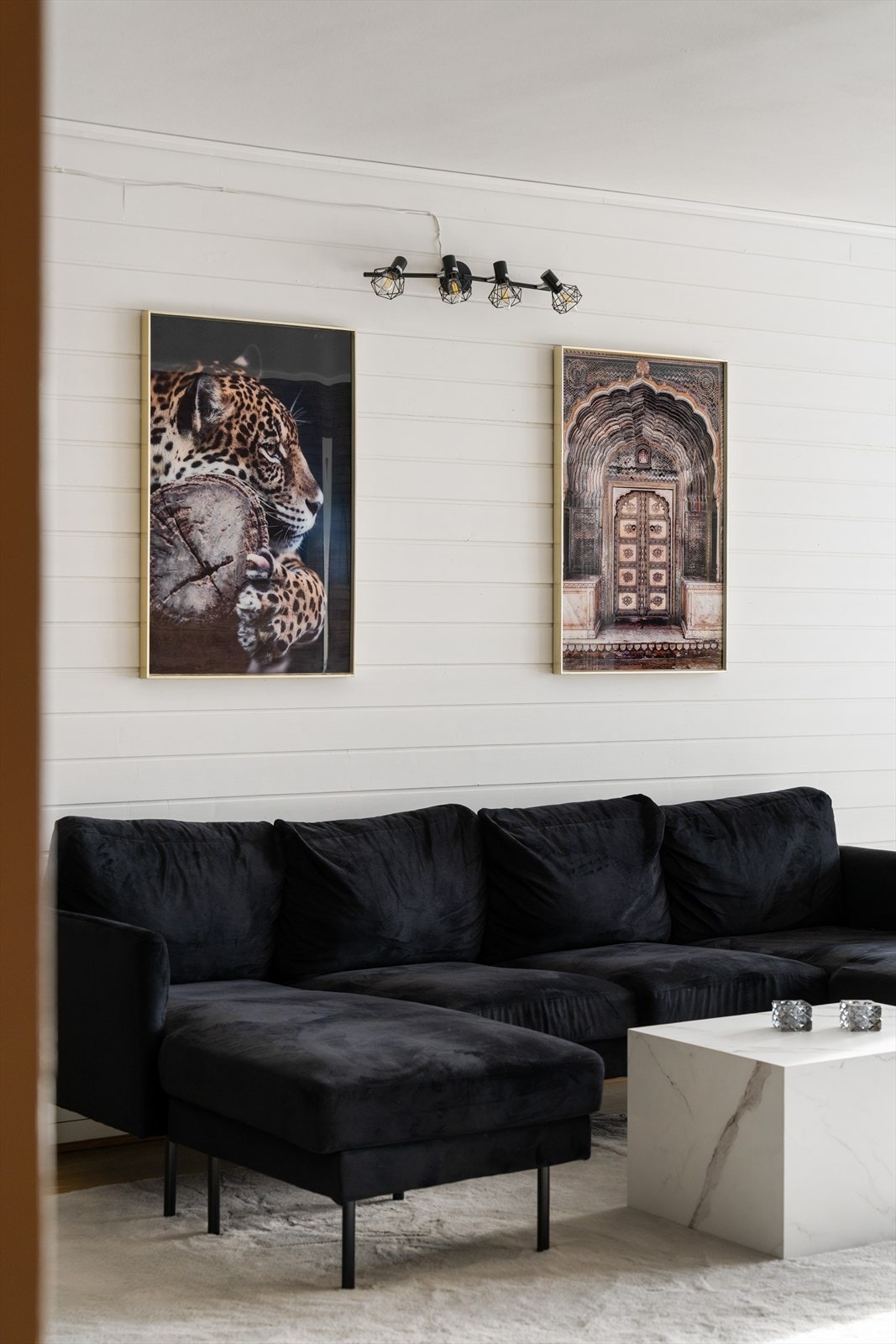 Stuen er 30 kvadratmeter og enkel å møblere Galleribilde