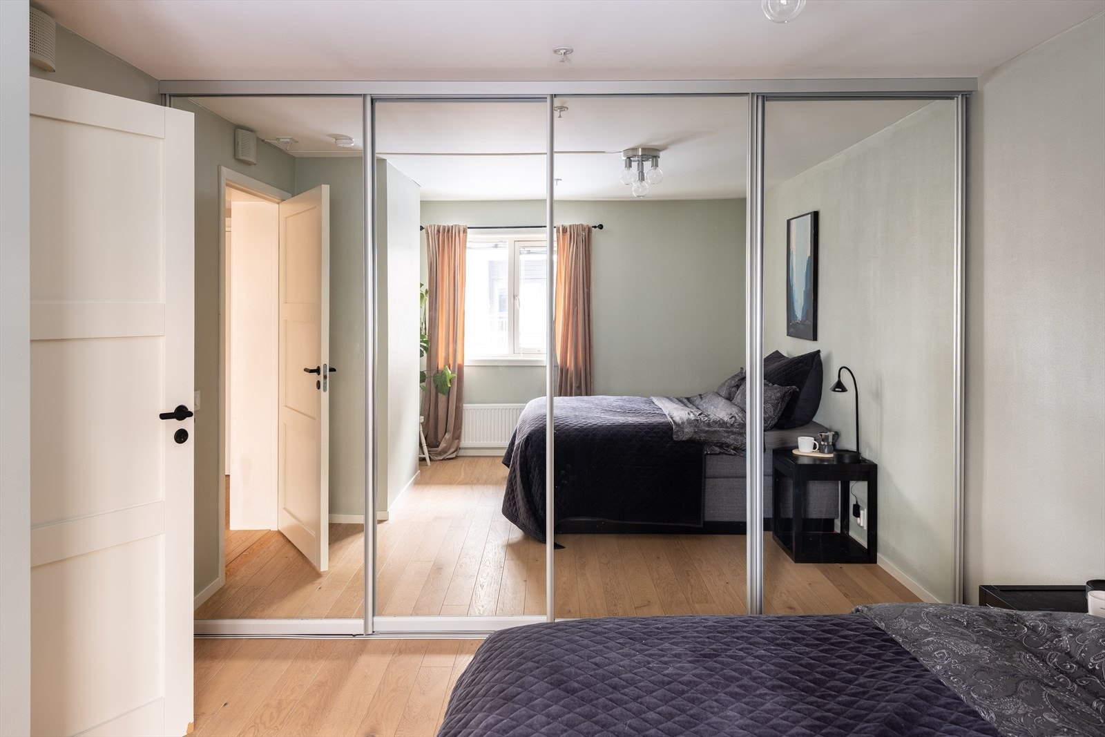 Soverom av denne størrelsen skiller seg ut. Garderobeløsning medfølger handelen. Galleribilde