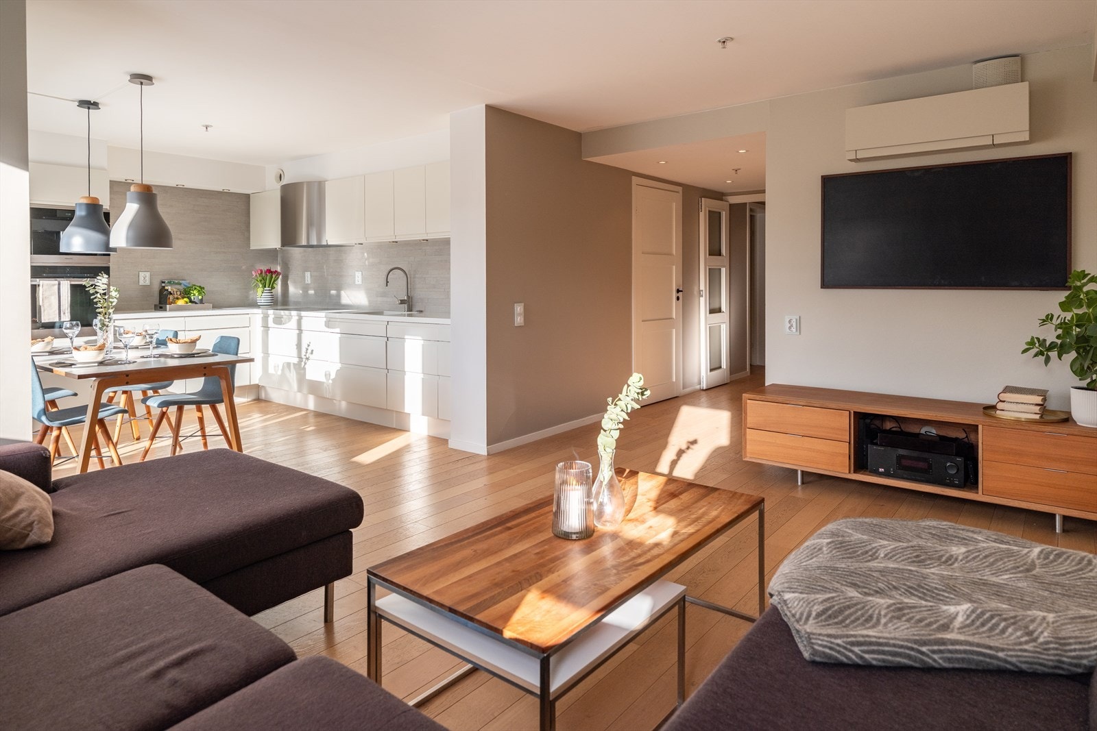 Oppholdsrommet strekker seg over 27,8 m². Varmepumpen er installert med to innvendige ender. Du styrer temperaturen både i stue og hovedsoverom. Galleribilde