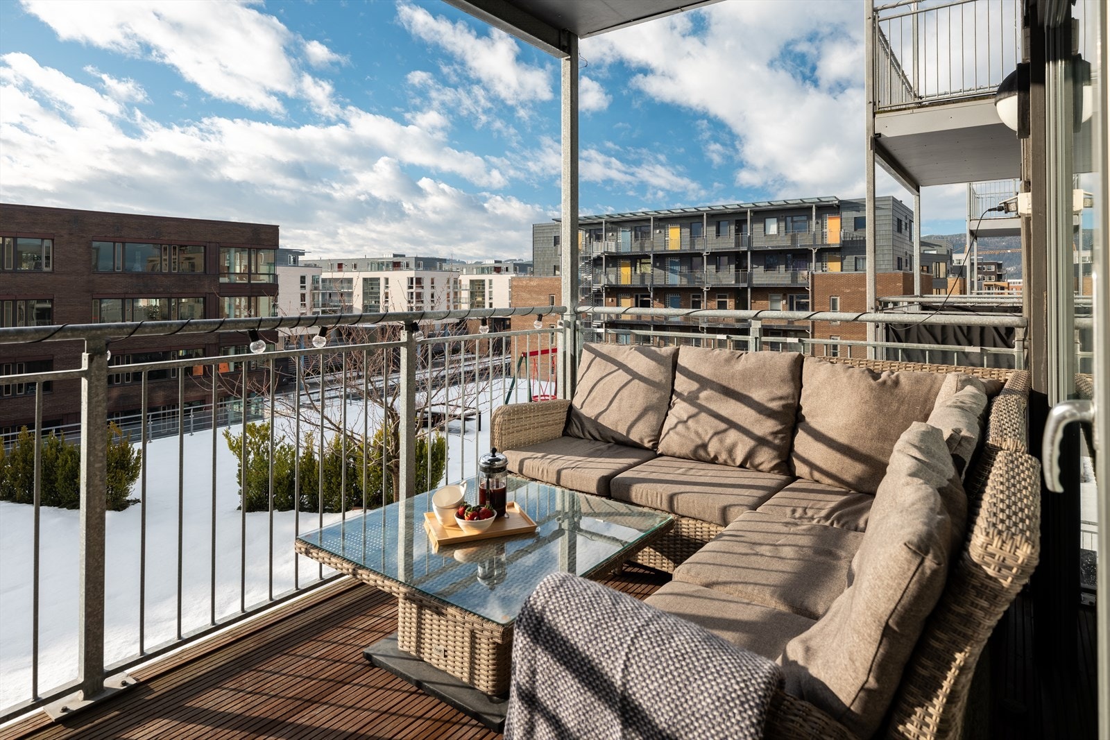 Sørvendt himmelretning og mye luft mellom byggene. På sommeren har du sola fra morgen til kveld, ifølge selger. Galleribilde