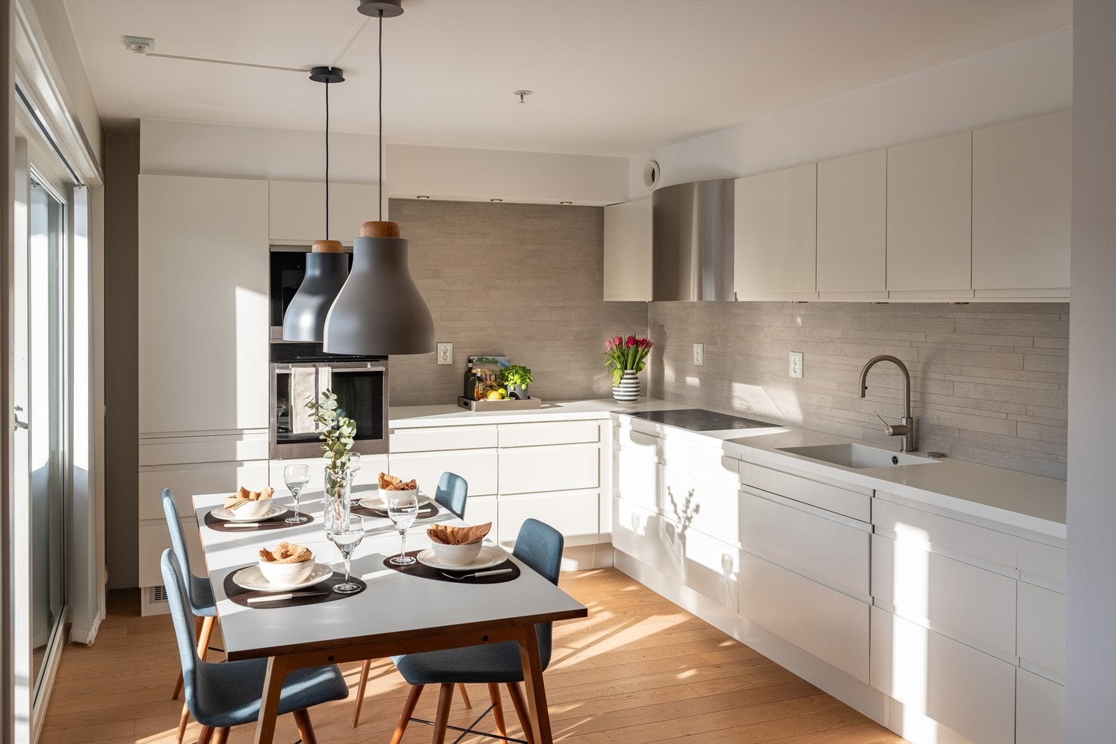 Stilrent og oppgradert kvalitetskjøkken. Gode arbeidsflater, 90 cm bred platetopp, og mye skapplass. Levert av HTH. Galleribilde