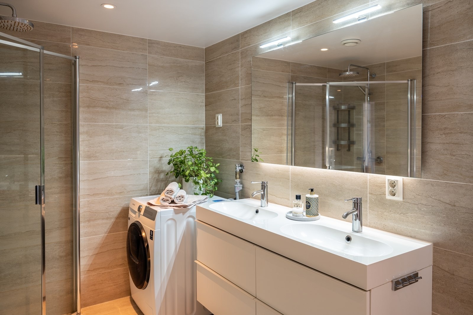 Vesentlig renovert baderom fra 2014. Dobbelservant er både pent og praktisk. Galleribilde