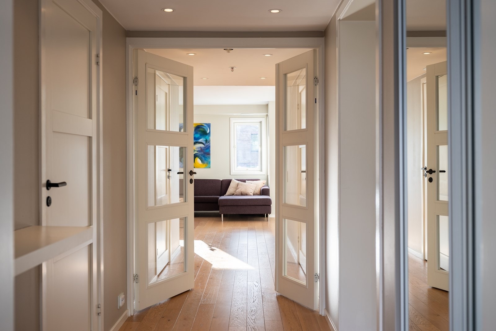 Leiligheten består av stue, kjøkken, baderom, to soverom, innvendig bod, entré og veranda. Videre medfølger det bod og p-plass i oppvarmet kjeller. Galleribilde