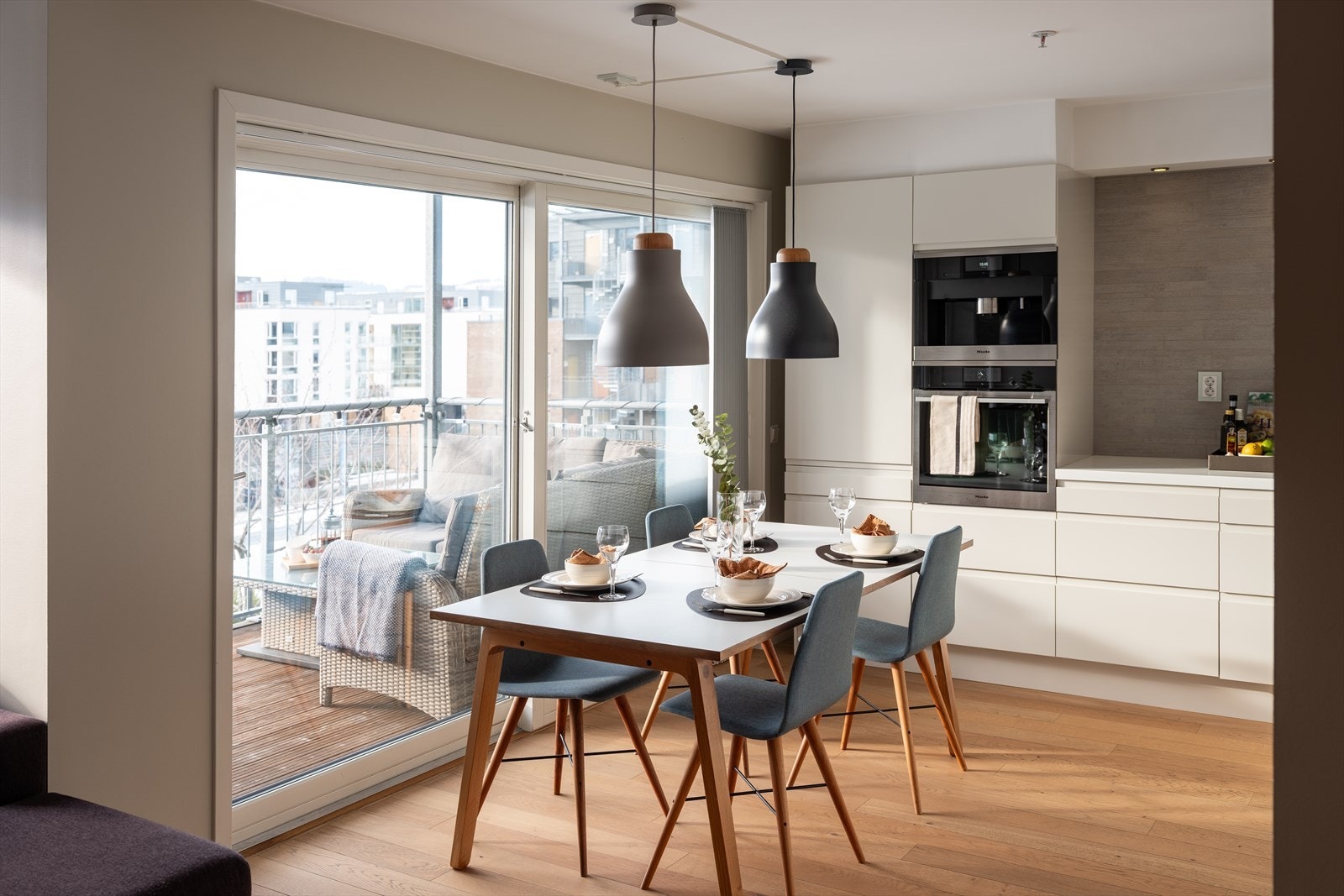 Leiligheten oppleves svært luftig med store vindusflater og mye dagslys. Galleribilde