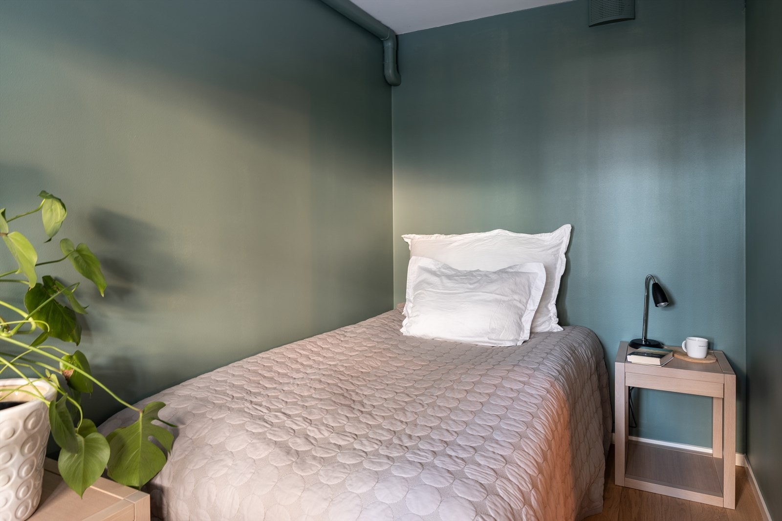 Leilighetens andre soverom er 6,4 m², og fungerer godt som gjesterom. Galleribilde