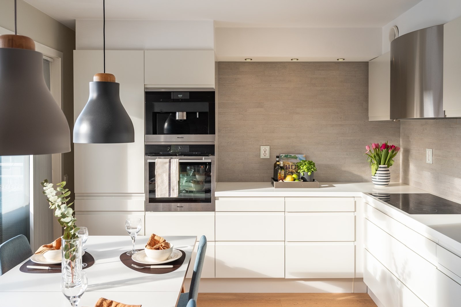 Vaskemaskin, kaffemaskin av høy kvalitet, kjøleskap med frys og isbitmaskin medfølger. Kjøkkenet er flislagt med delikat utførelse. Ventilasjon levert av Røroshetta. Galleribilde