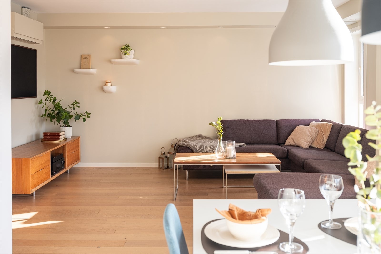 Leiligheten holder en smakfull standard. Slette vegger, listefri overgang til himling og énstavs parkett av meget pen kvalitet. Fargekode: 10678 Space. Galleribilde