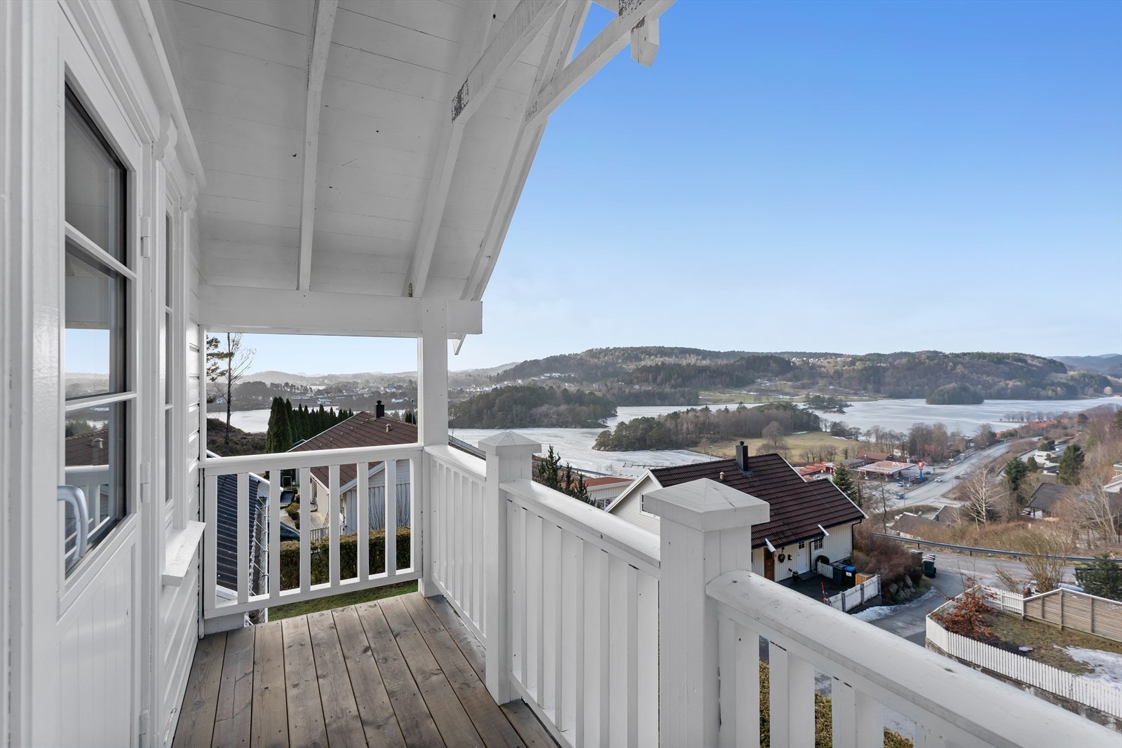 Overbygd terrasse med nydelig utsikt over skogsfjorden Galleribilde