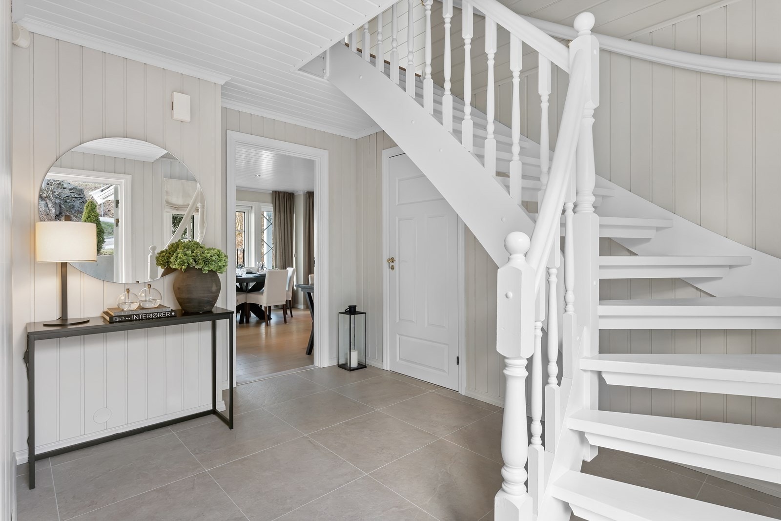 Flislagt gang/entre med god plass - dør til høyre i bilde er 1. etasjes toalettrom Galleribilde