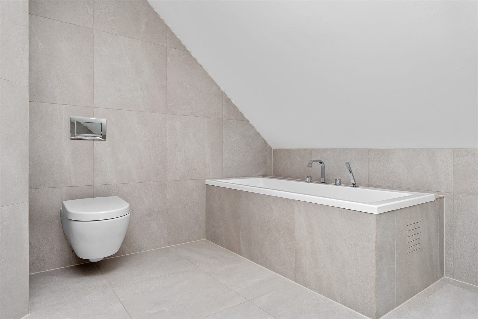 Innebygget og flislagt badekar Galleribilde