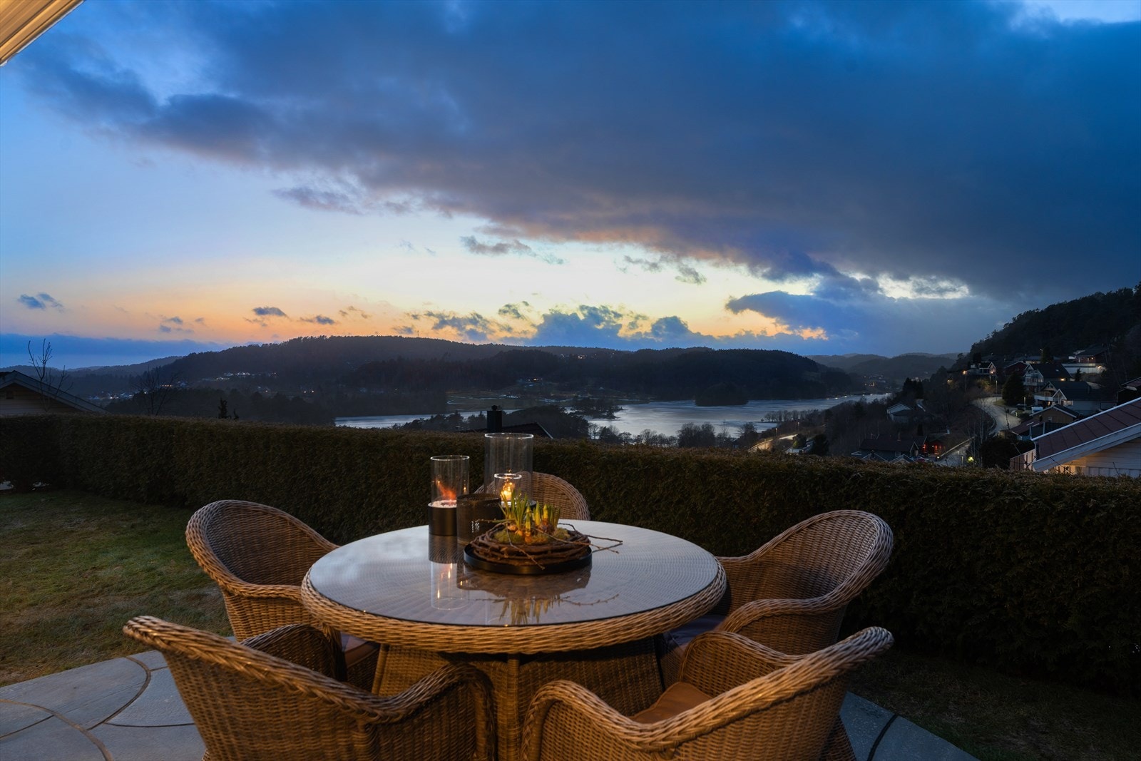 Usjenert hageplass med spektakulær utsikt Galleribilde