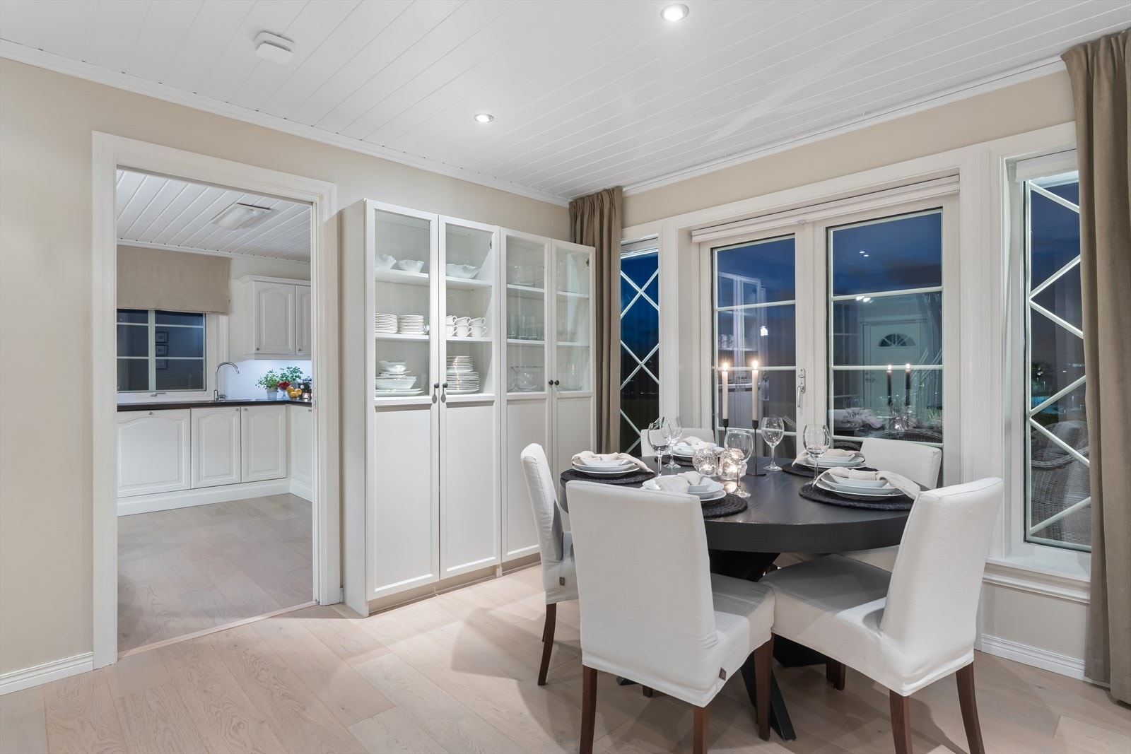 Varme fargevalg skaper en gjennomgående god romfølelse Galleribilde