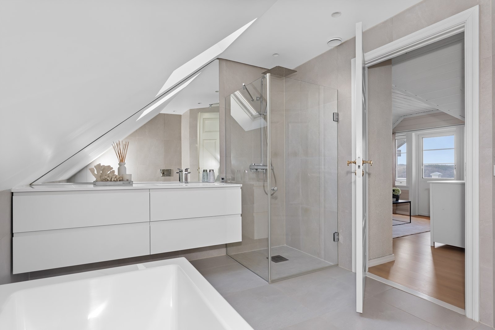 Bad i 2. etasje er av lekker og tidløs stil Galleribilde