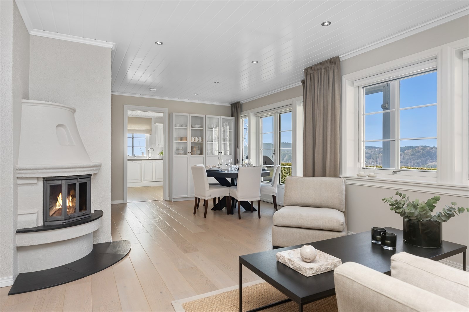 Trivelig oppholdsrom med direkte adkomst til eiendommens uteområde Galleribilde