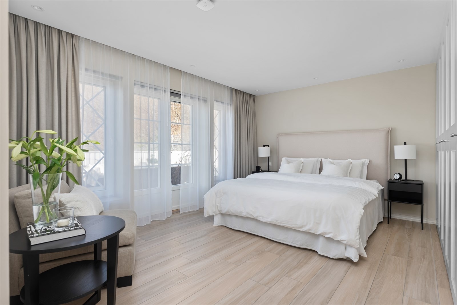 Stort og lunt soverom med rikelig garderobeplass til høyre i bildet Galleribilde