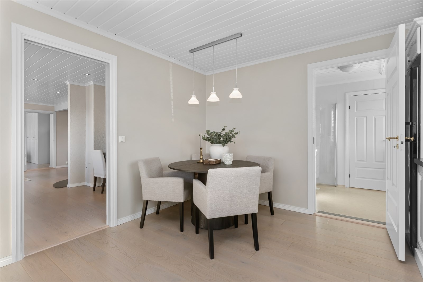 Rom til høyre i bildet er boligens vaskerom - Bod innerst Galleribilde