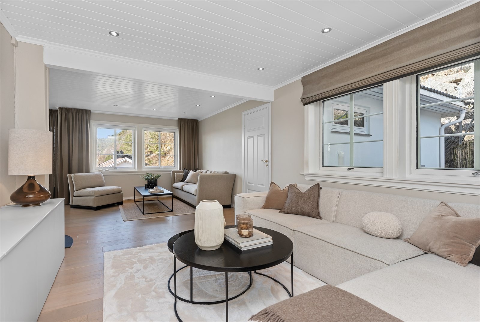 Døren til høyre i bildet fører til etasjens eneste soverom - Hovedsoverommet Galleribilde