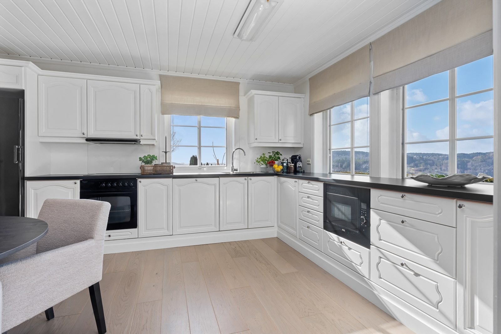 Her kan kokken nyte både store arbeidsflater og nydelig utsikt Galleribilde