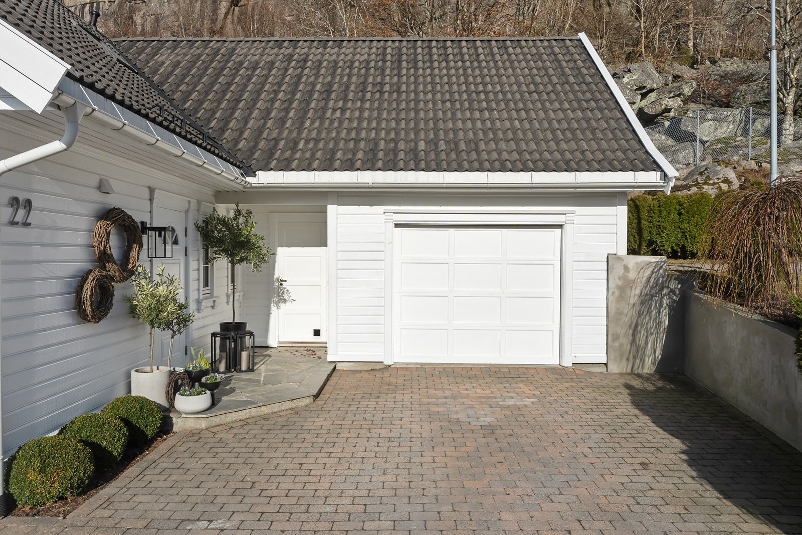 I tillegg til romslig gårdstun har man biloppstillingsplass i lukket garasje Galleribilde