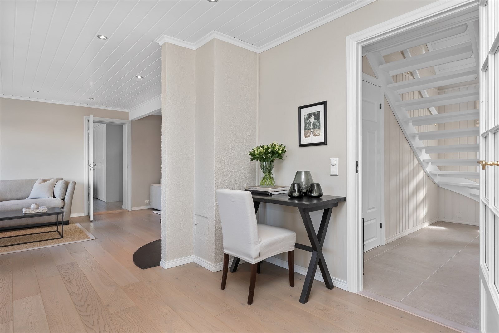 Fra gangen ankommer man stueområdet - Etasjen byr i helhet på stue, kjøkken, soverom, vaskerom, bod, bad og hall Galleribilde