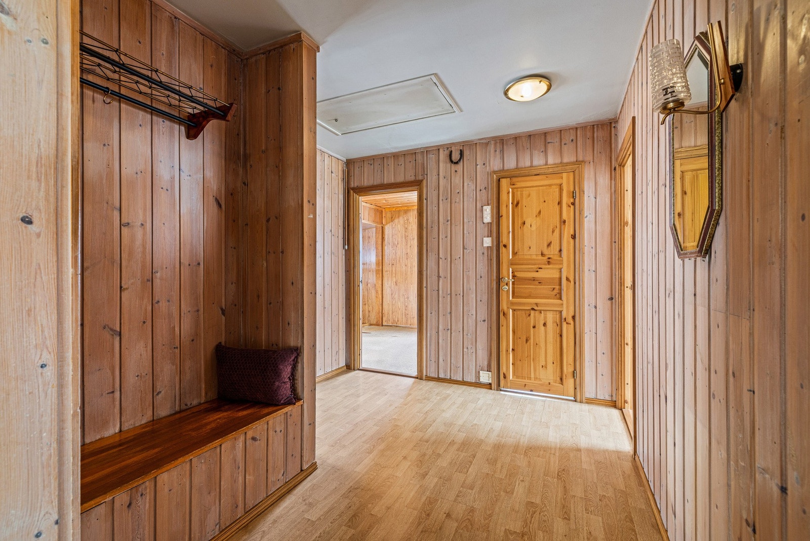 Gang med garderobe muligheter. Galleribilde
