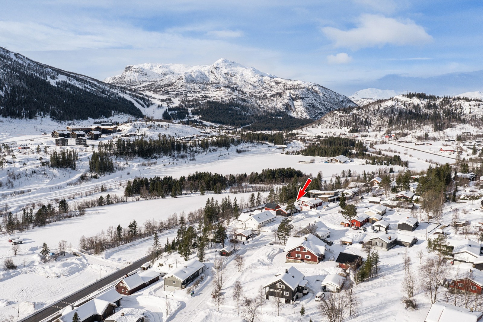 Eiendommen ligger sentralt plassert på solsiden av Hemsedal sentrum med flott utsikt mot Hemsedals fjellpanorama. Galleribilde