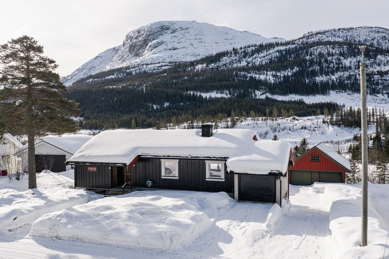 Eiendommen består av enebolig med garasje samt frittstående garasje, pent opparbeidet hage og stort utviklingspotensialet! Galleribilde
