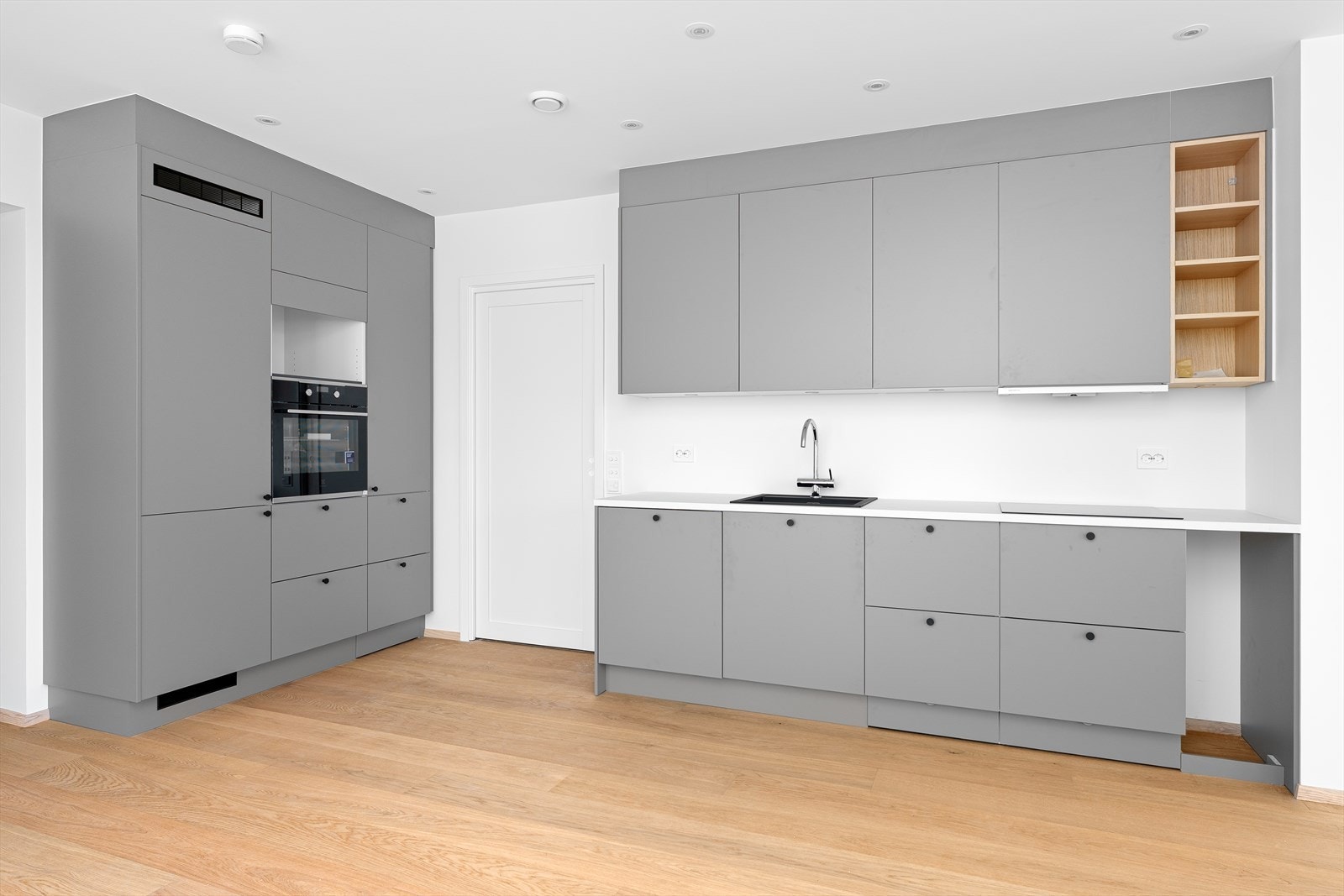 Praktisk kjøkken med opplegg for micro og vinskap Galleribilde