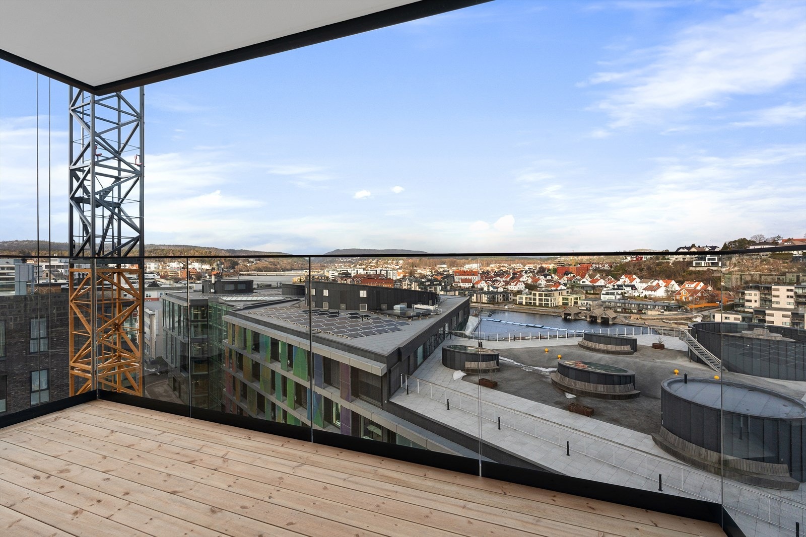 Fra balkongene har en utsikt over Lund og Otra Galleribilde