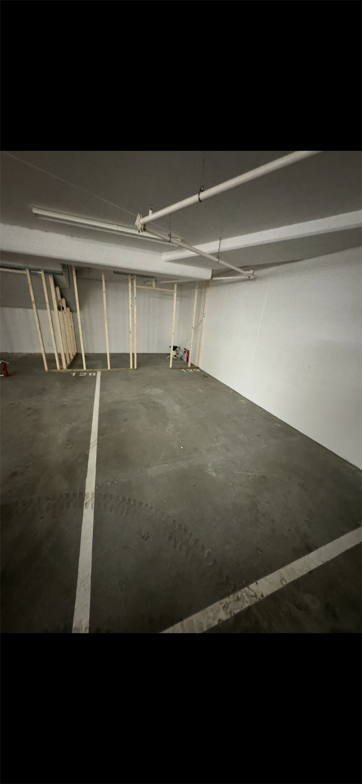 Parkeringsplass med elbillader og romslig bod like bak (arkivfoto) Galleribilde