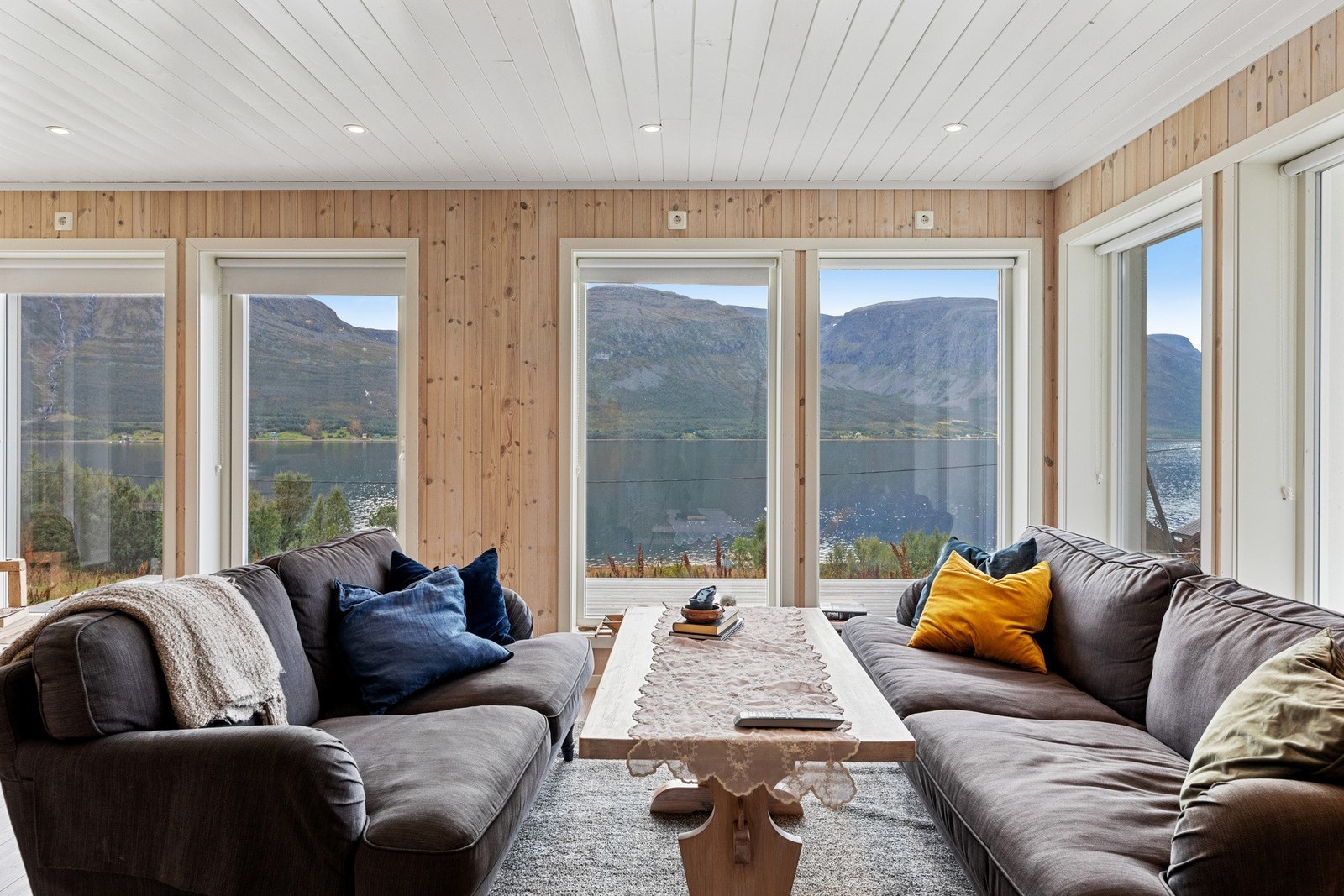 Fra stuen er det direkte utgang til en herlig terrasse på bakkeplan, som utvider det sosiale arealet på varme dager. Galleribilde