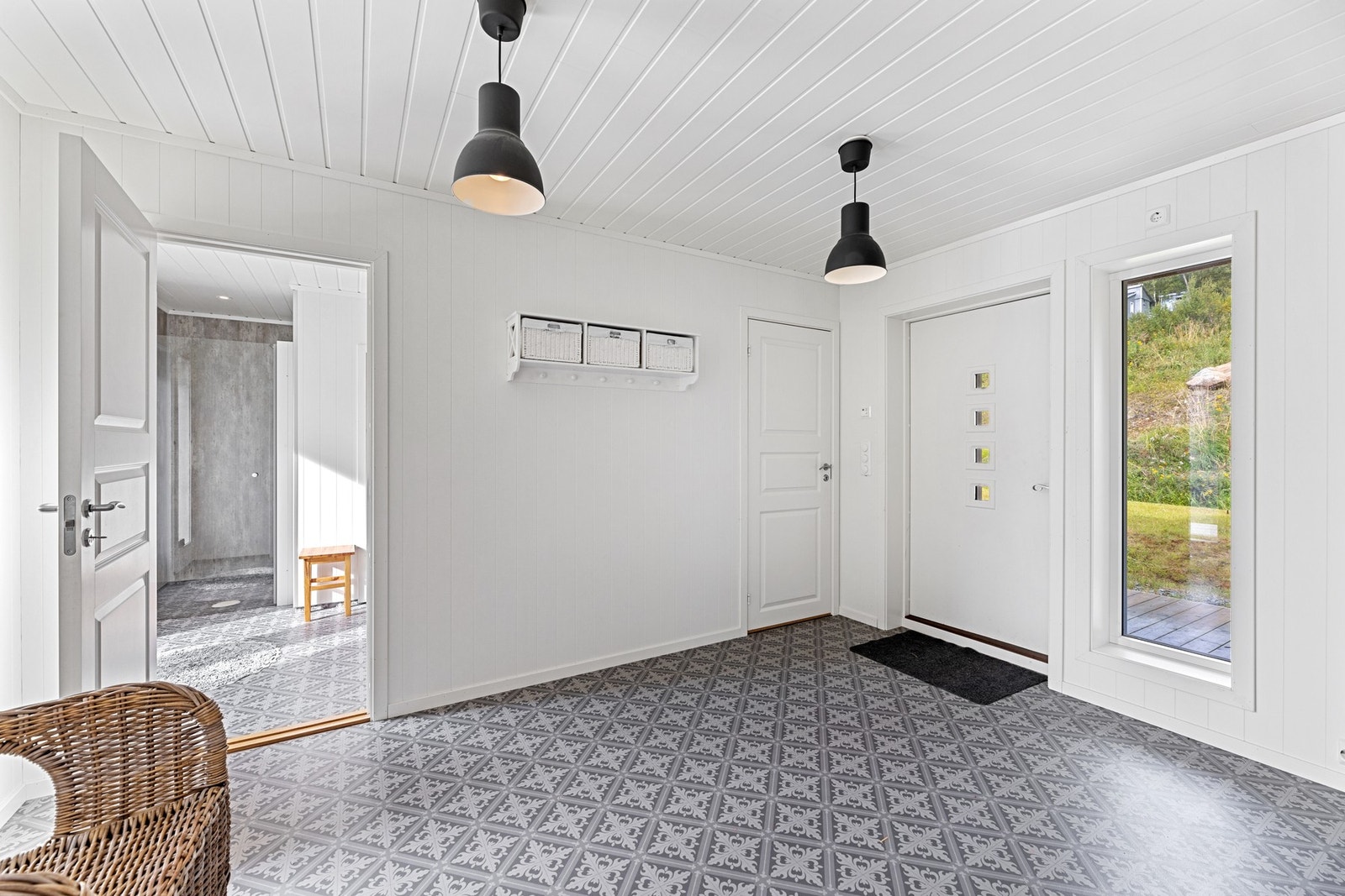 Her er det god plass til å innrede med skohyller og knagger for effektiv oppbevaring av ytterklær og sko. Galleribilde