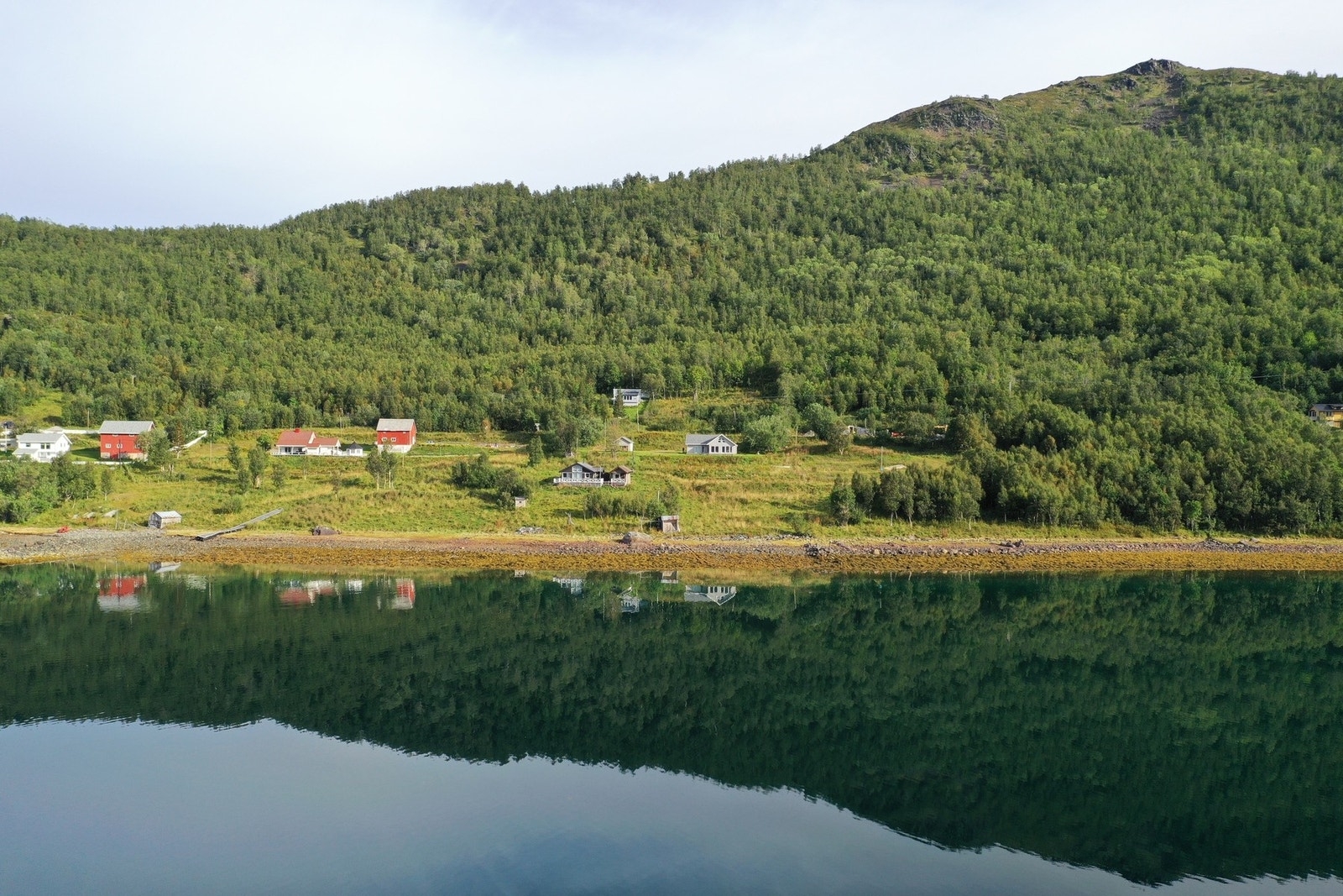 Fritidsboligen er omgitt av naturskjønne omgivelser. Galleribilde