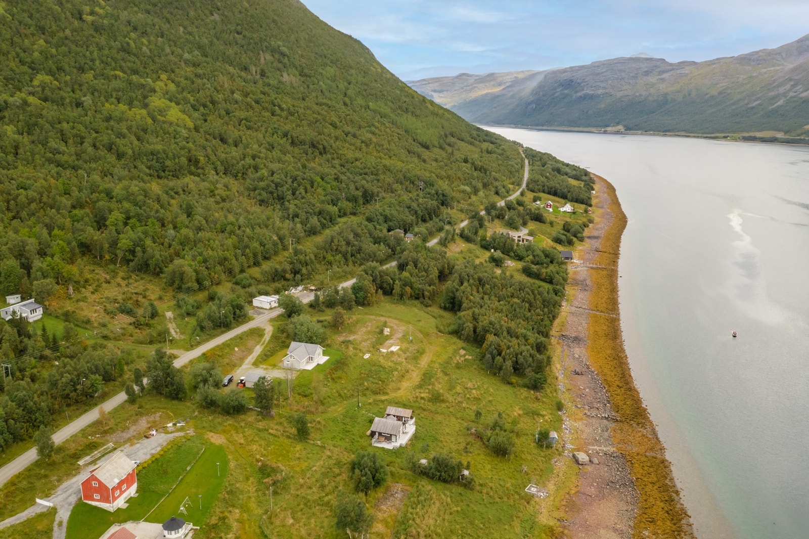 Alta sentrum, med et bredt utvalg av butikker, servicetilbud og kulturelle opplevelser, er en kjøretur på ca. 1 time og 7 minutter unna. Galleribilde