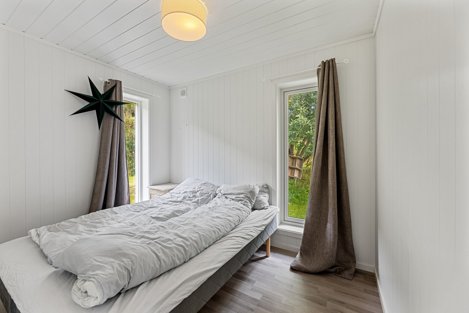 Soverommene er av god størrelse og har plass til seng, nattbord og garderobeløsninger eller annet ønsket møblement. Galleribilde