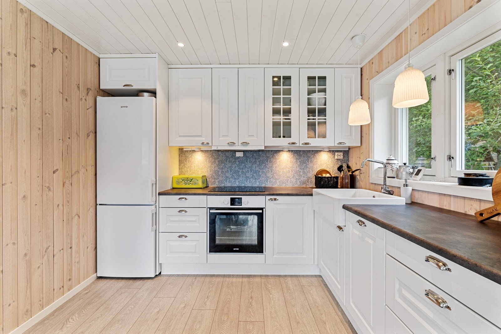 Innredningen har profilerte fronter og en slitesterk laminatbenkeplate med gode arbeidsflater. Galleribilde