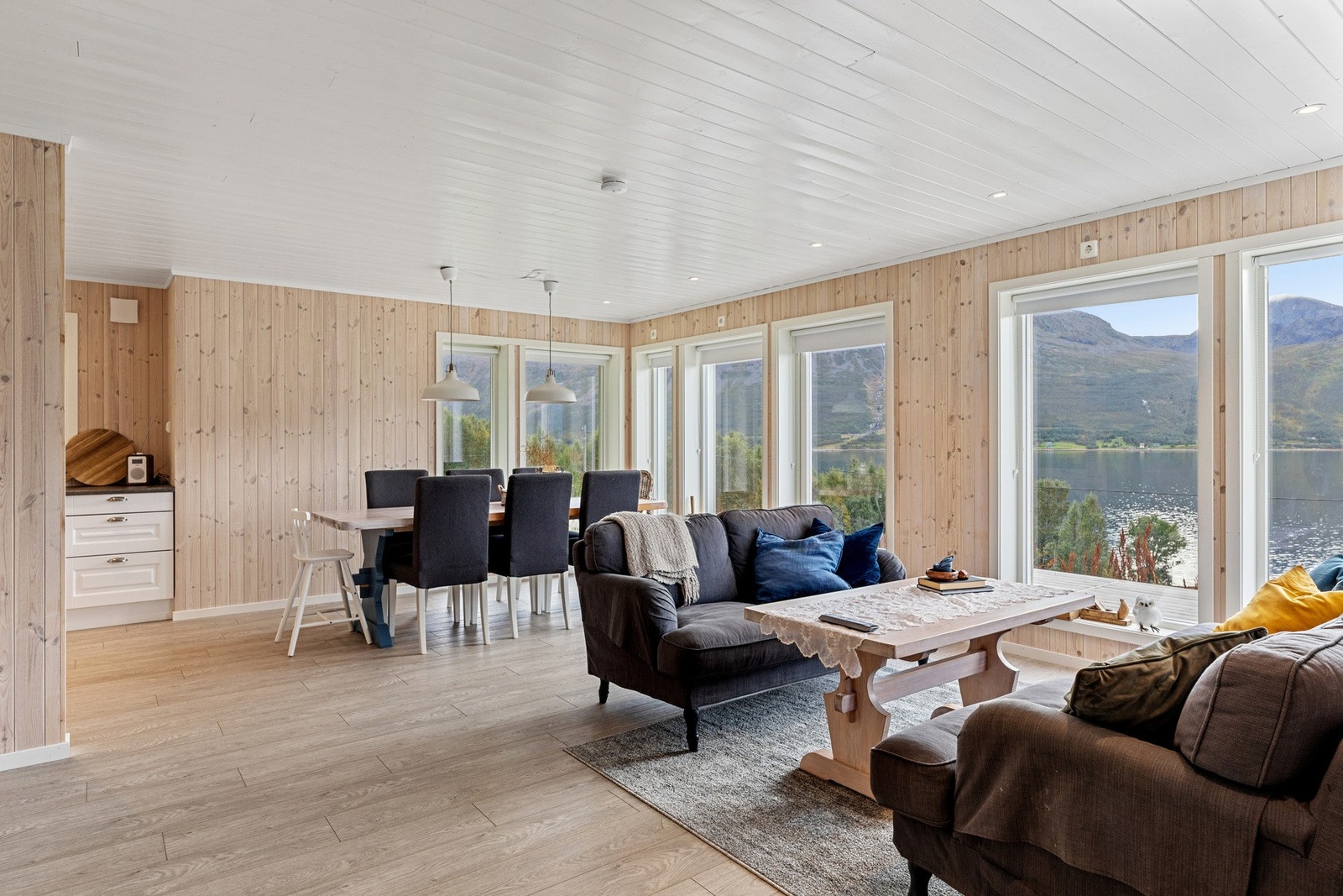 Stuen har god plass til en sofagruppe med tilhørende møblement, og det er en naturlig plassering for en TV-seksjon. Galleribilde