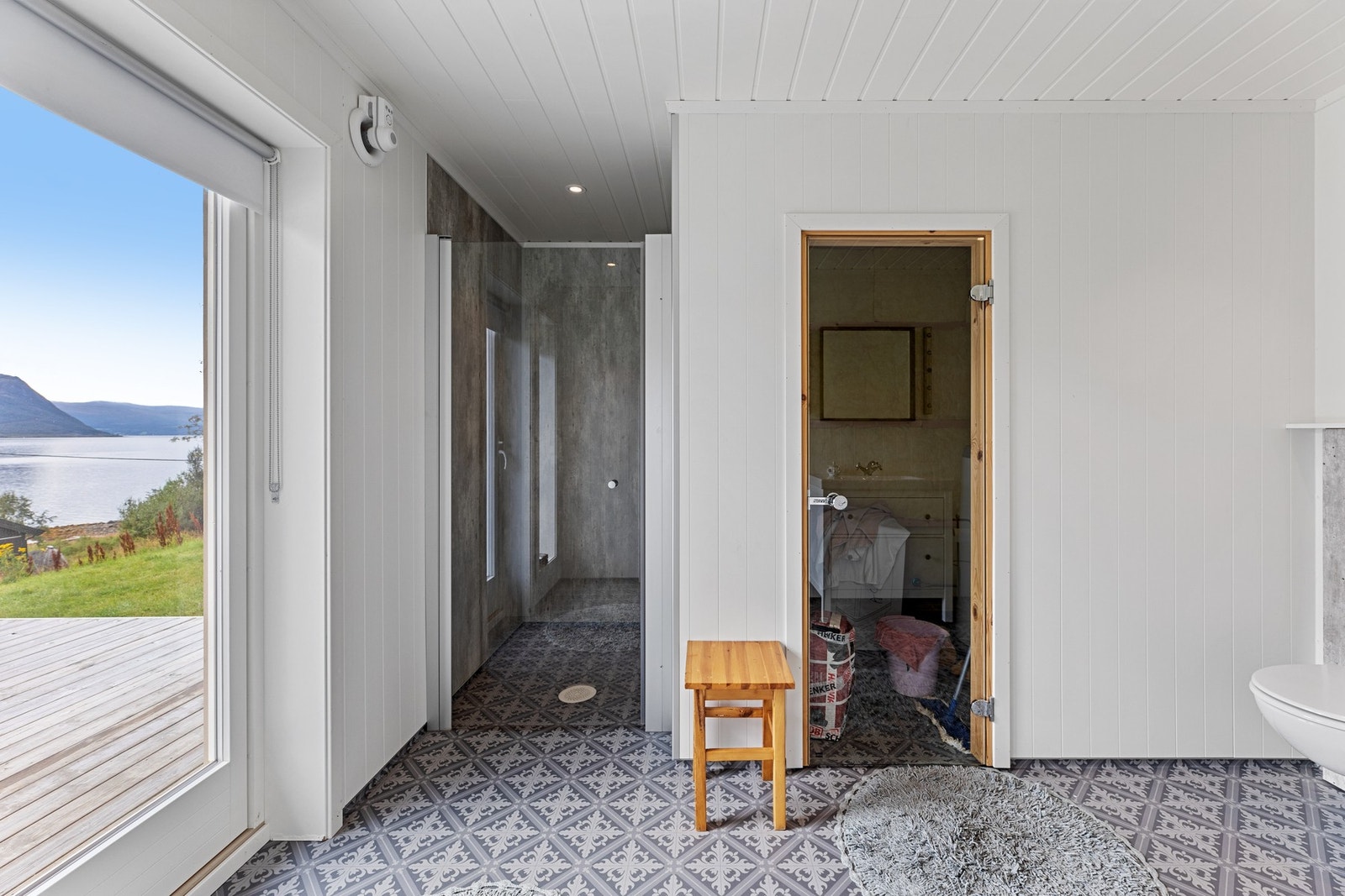 Hytta har et pent og funksjonelt baderom. Galleribilde