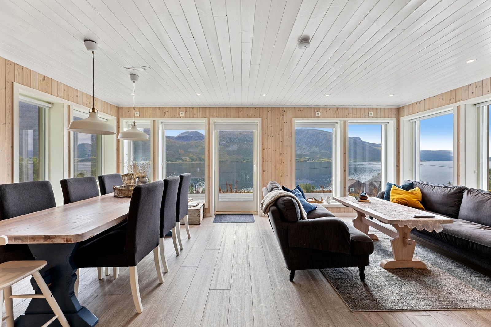 De store vindusflatene slipper inn rikelig med dagslys, noe som sammen med de lyse overflatene skaper en luftig og behagelig atmosfære. Galleribilde