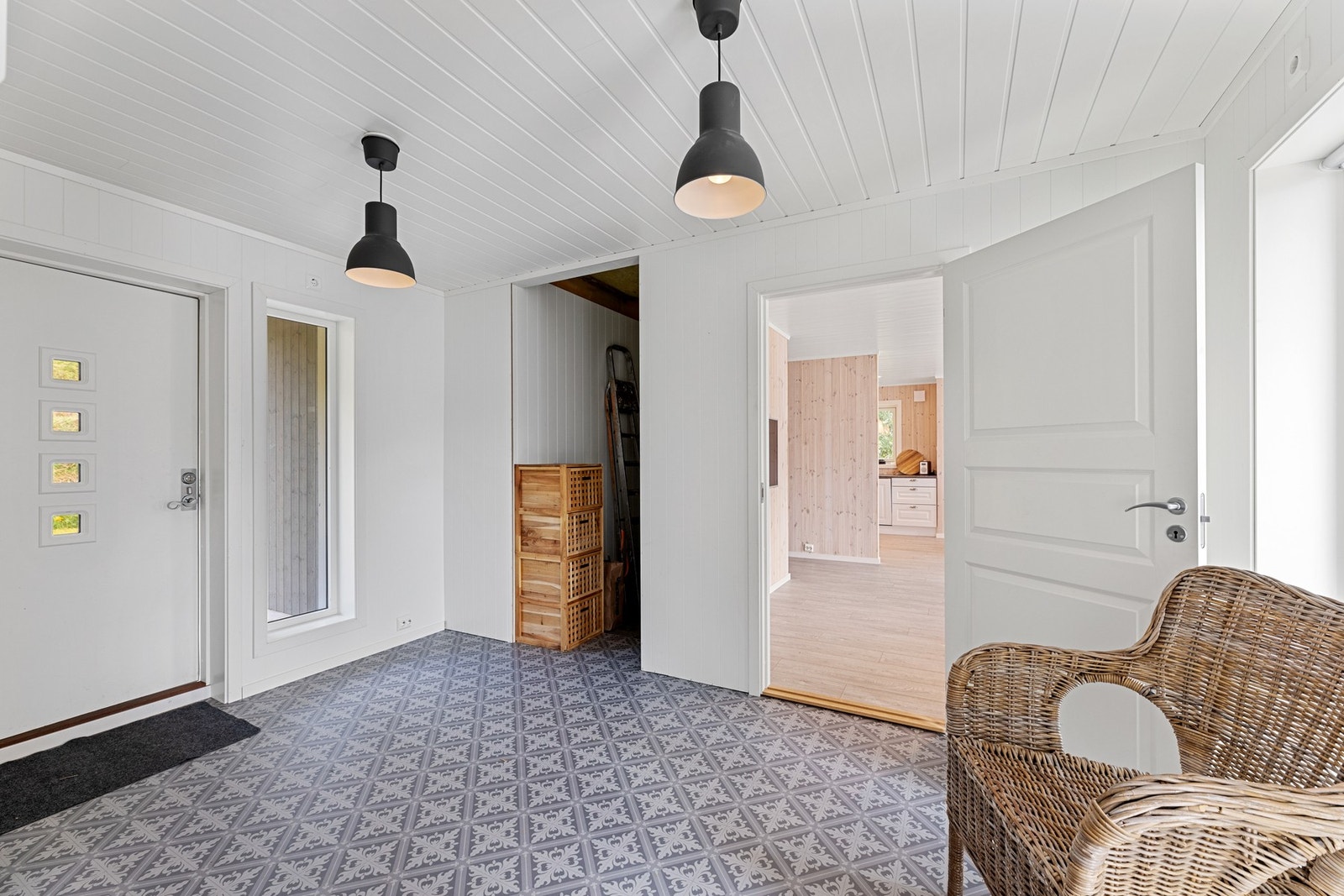 Vel innenfor døren møtes du av en lys og praktisk entré som gir et innbydende førsteinntrykk. Galleribilde