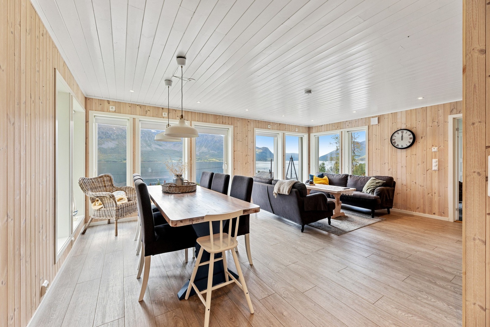 Det er også rikelig med plass til et stort spisebord. Galleribilde