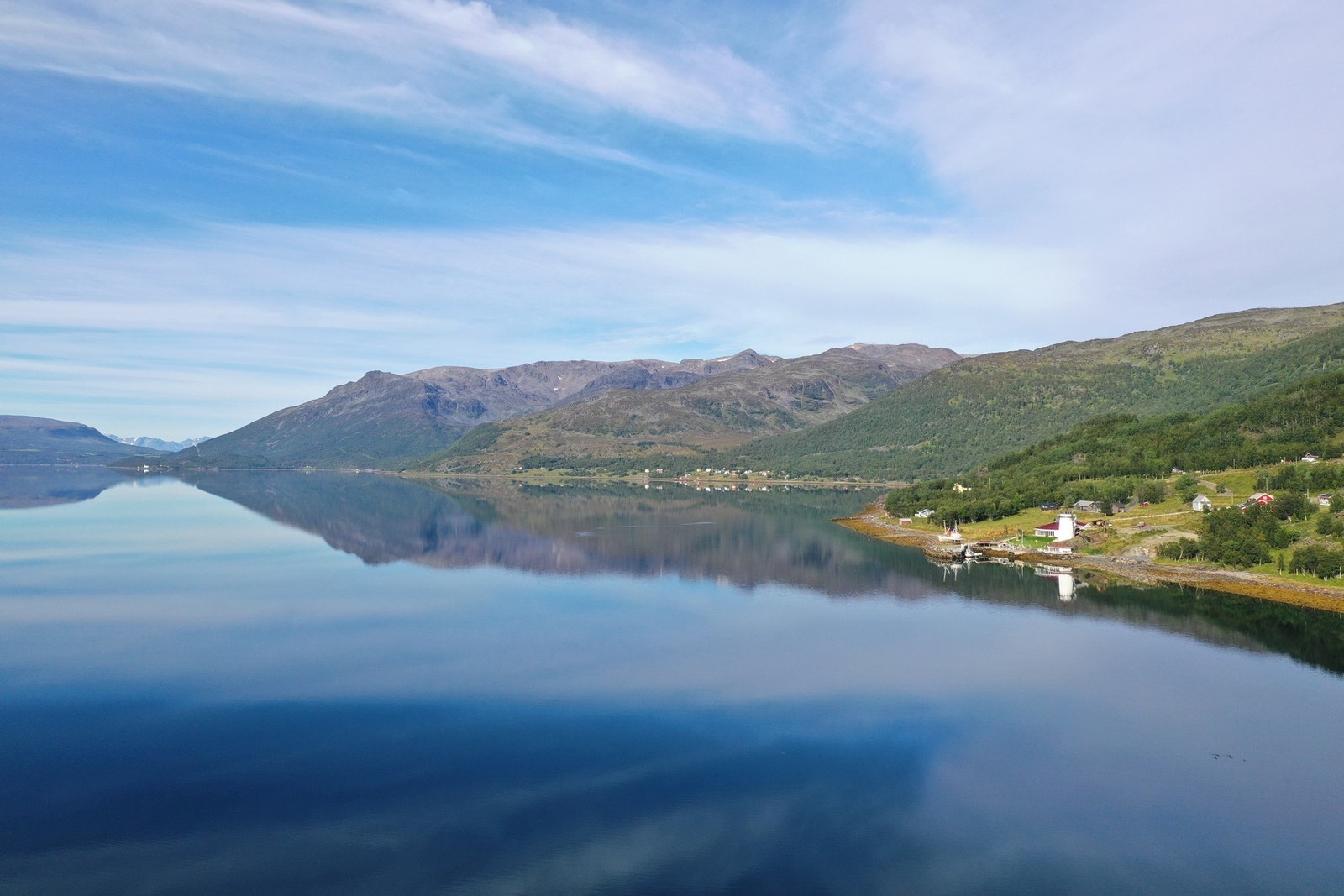 Området er kjent for sin storslåtte natur med fjord og fjell, og byr på rike muligheter for friluftsliv, jakt og fiske. Galleribilde