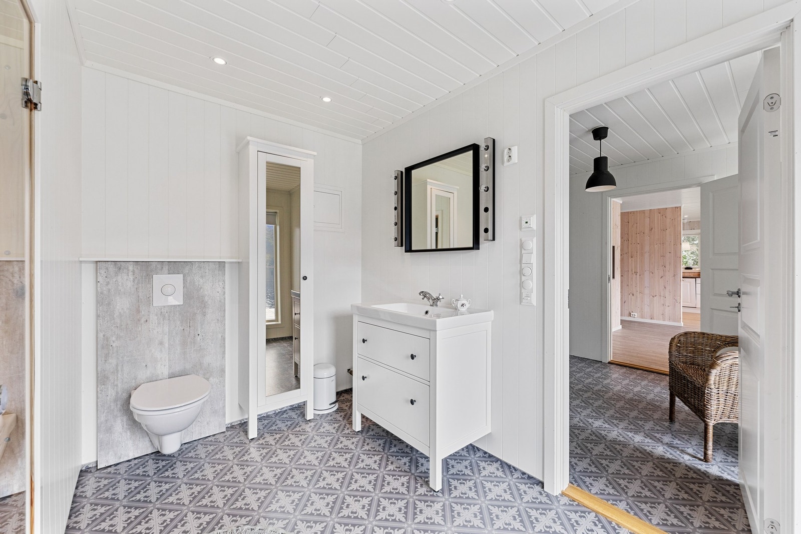 Badet er innredet med en stilren baderomsinnredning med nedfelt servant og god oppbevaringsplass i skuffer. V Galleribilde