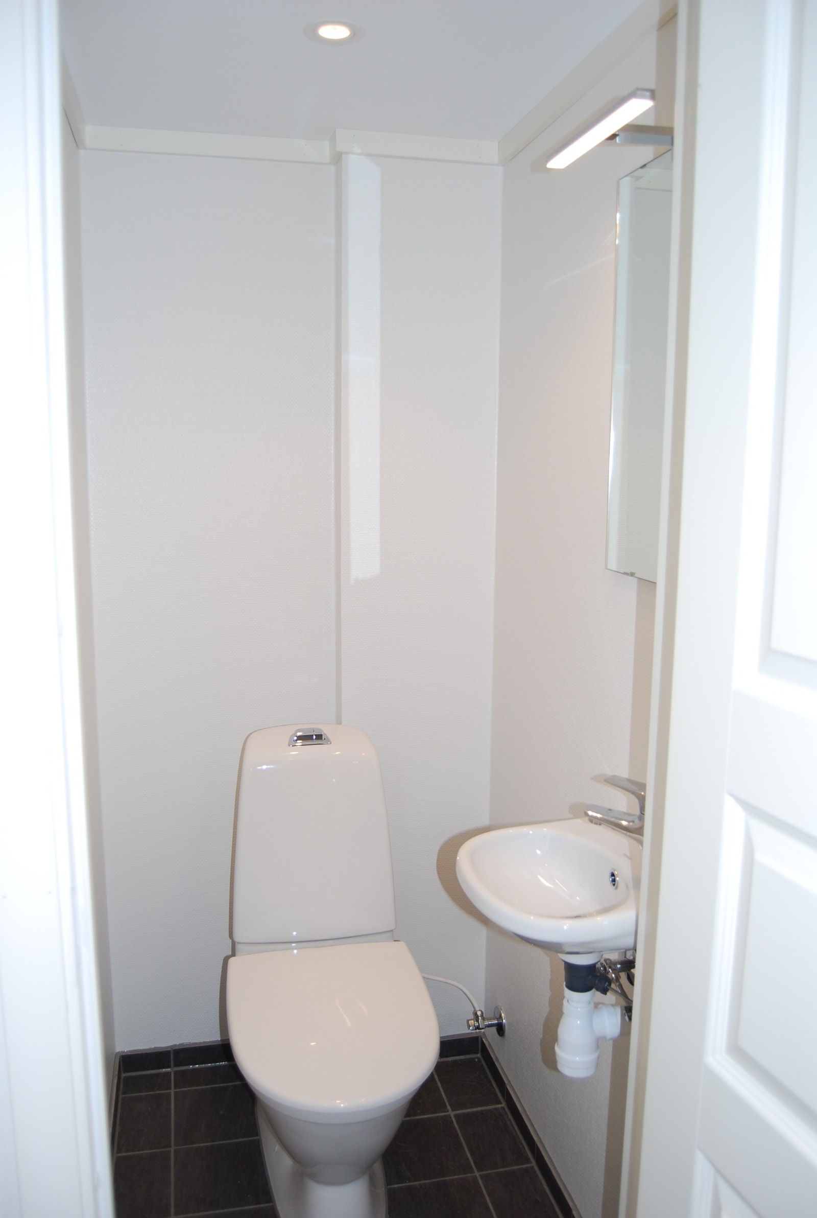 Separat toalettrom i tillegg til wc på bad. Galleribilde