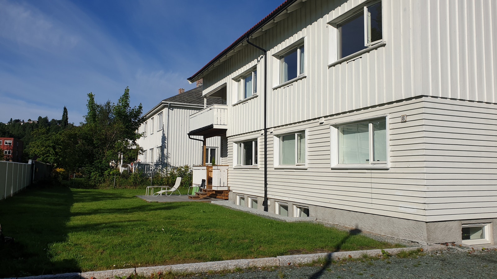 Eiendommen har stor hage til leietakers disposisjon. Hagen vedlikeholdes av utleier. Galleribilde