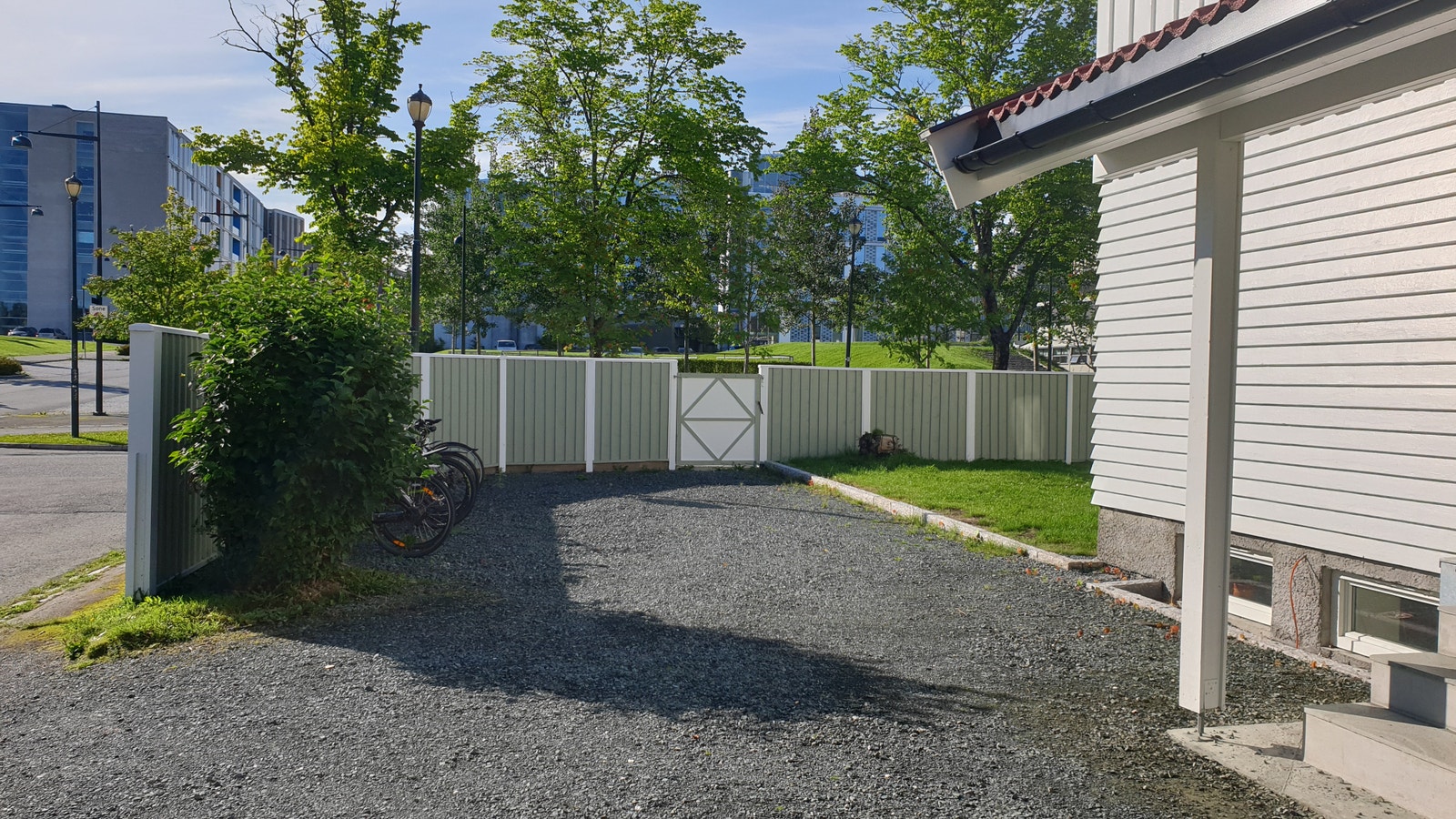 Det er god plass til sykkelparkering. Det er også mulig å leie utendørs parkeringsplass. St. Olavs hospital kan sees i bakgrunnen. Galleribilde