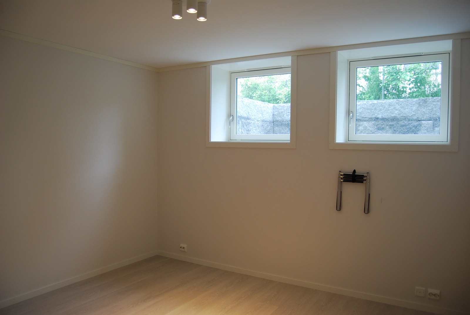 Lyse rom med store vinduer. Galleribilde