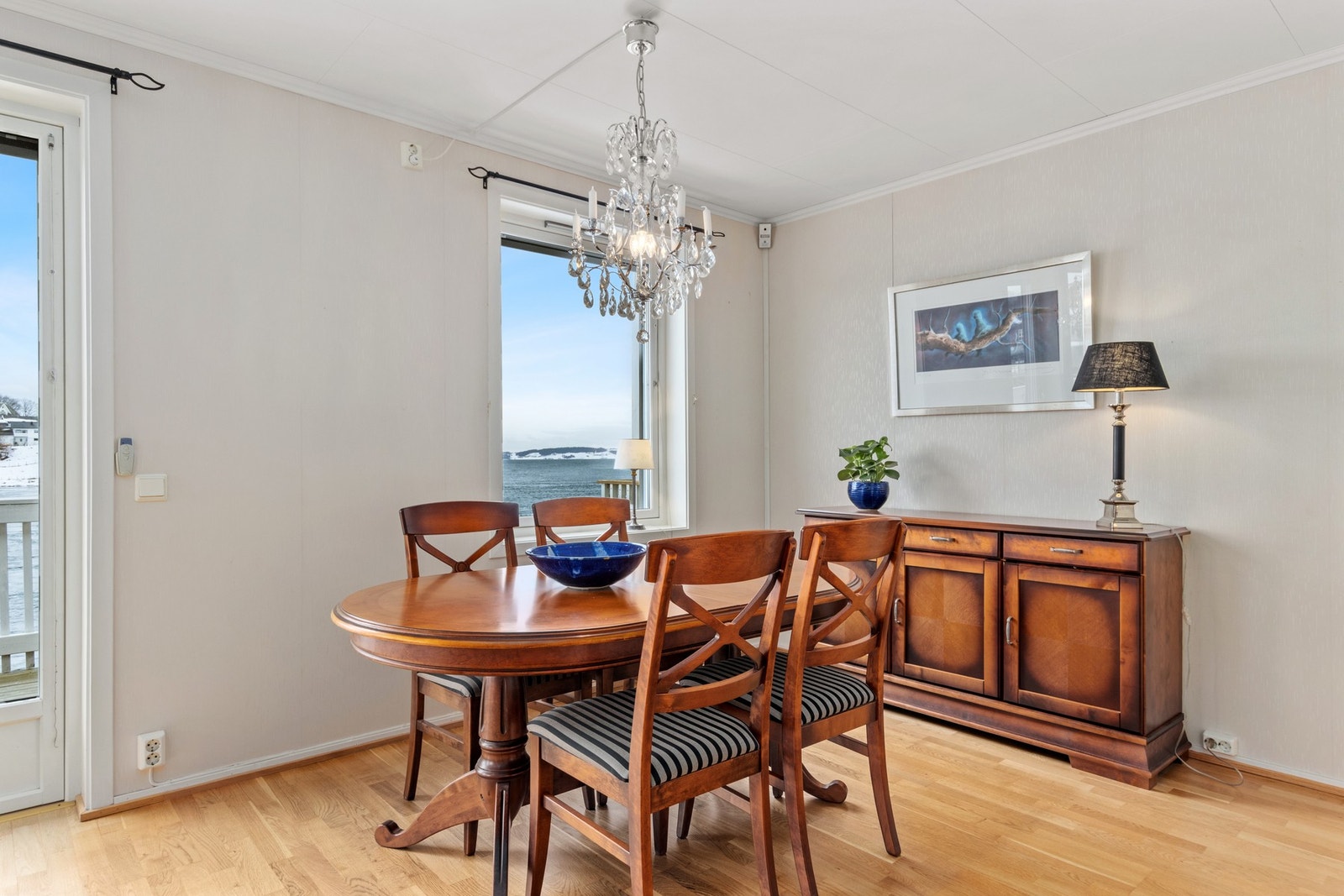 Her er det utsikt hvor enn du står i stue/kjøkken området! Galleribilde