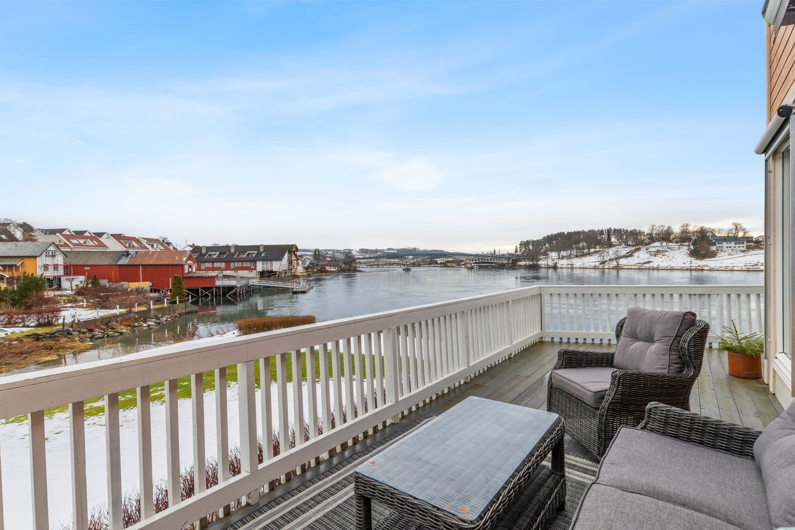 Romslig veranda som vender seg delvis rundt leiligheten. Galleribilde